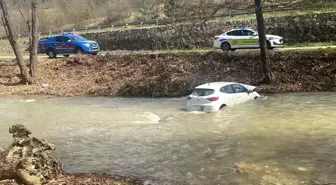 Bursa'da Otomobil Dereye Uçtu, İki Kişi Yaralandı