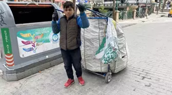 13 Yaşındaki Çocuk, Kardeşlerine Bakmak İçin Geri Dönüşüm İşçiliği Yapıyor