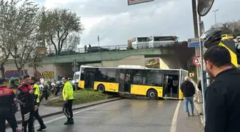 Beyoğlu'nda Yağmurlu Havada İETT Otobüsü Kaza Yaptı