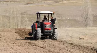 Diyadin'de Tarla Sürme Çalışmaları Başladı