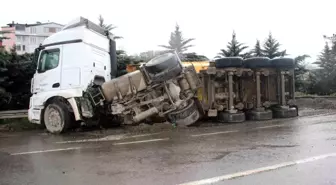 Ünye'de Çakıl Yüklü Kamyon Devrildi