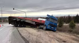 Kırklareli'nde Tır, Sağanak Yağmur Sebebiyle Yan Yattı