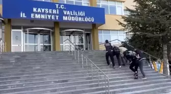 Kayseri'de Uyuşturucu Taşınırken Yakalanan 3 Kişi Tutuklandı