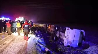 Aksaray'da Yolcu Otobüsü Buzlanma Nedeniyle Devrildi: 20 Yaralı