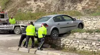 Duvarda Asılı Kalan Otomobili Polis Kurtardı