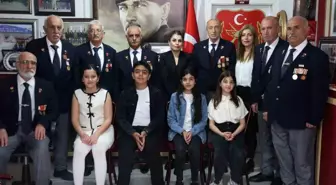 Elazığ'da öğrenciler, gazilerle bir araya gelerek şiirler okudu