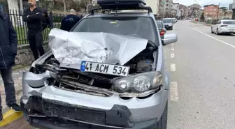 Kocaeli'de Park Halindeki Kamyonete Çarpan Otomobilde Çocuk Yaralandı