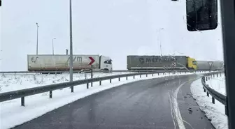 Kayseri'de Kar Yağışı Nedeniyle Malatya Yolu Trafiğe Kapandı