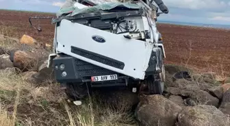 Kum Yüklü Kamyon Devrildi, Sürücü Ağır Yaralandı