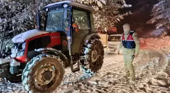 Erzurum'da Jandarma Ekibi Yolda Kalan Vatandaşların Yardımına Koştu