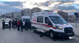 Karaman'da Ambulans ile Otomobil Çarpıştı: 3 Yaralı