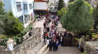 Yaşlı Çiftin 20 Yıllık Bayram Geleneği: Çocuklara Harçlık Veriyorlar