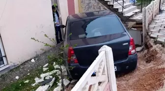 Elazığ'da Otomobil Bahçeye Uçtu