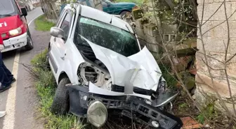 Balıkesir'de Kontrolden Çıkan Otomobil Şarampole Uçtu, Sürücü Yaralandı