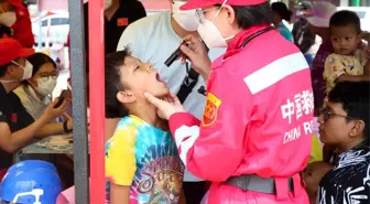 Çinli Kurtarma Görevlileri Myanmar'da Depremzedelere Yardımda Bulundu