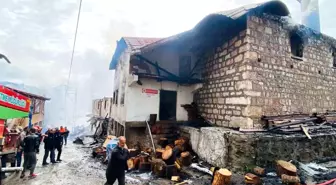 Artvin'de Gece Yangını: Dört Ev ve Cami Kullanılamaz Hale Geldi