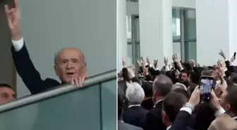 Bahçeli, Genel Merkez'de! Partililere 'Bozkurt' selamıyla karşılık verdi