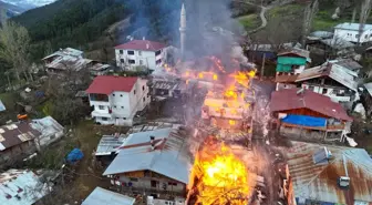 Artvin'de Yangın Felaketi: Dört Ev ve Cami Küller İçinde
