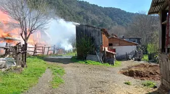 Bolu'da Soba Yangını: 2 Katlı Ahşap Ev Küle Döndü