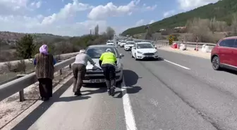 Trafik Polisi Yaşlı Çifte Yardım Etti