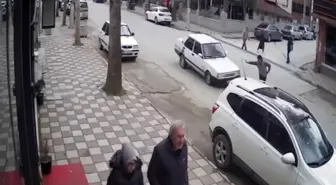 Tokat'ta Bir Yaya Aniden Geri Dönünce Otomobilin Çarpmasıyla Yaralandı