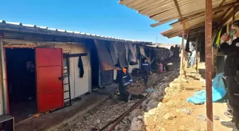 Adana'da İşçilerin Kaldığı Konteynerde Yangın Çıktı