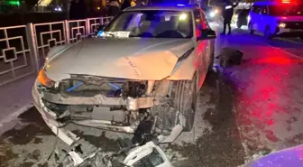 İzmit'te Kontrolden Çıkan Araç Bariyere Çarptı, Sürücüler Sağ Kurtuldu