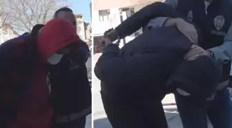 Hastalarla ilgili müstehcen yazışmalar yapan 2 doktor gözaltına alınırken yüzlerini gizledi