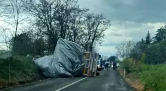 Tekirdağ'da Saman Yüklü Tır Devrildi, Sürücü Yaralandı