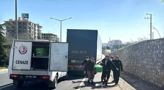 Uşak'ta Motosiklet ile Tırın Çarpışması: Sürücü Hayatını Kaybetti
