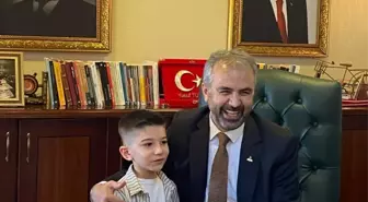 Adana'da Öğrenci 23 Nisan'da Arabesk Şarkılarla Dikkat Çekti