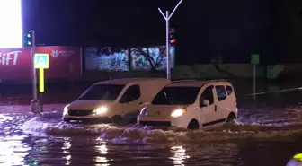 Adana'da Sağanak Yağış Hayatı Olumsuz Etkiledi