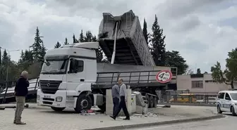Adana'da Tırın Damperi Üst Geçidi Yıktı