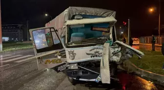 Afyonkarahisar'da Tır ve Kamyon Çarpıştı: 2 Yaralı