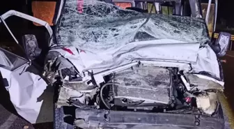 Amasya'da Minibüs Tıra Çarptı, 2 Yaralı