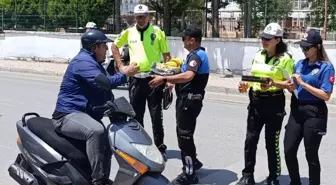 Anamur'da Trafik Uygulamasında Sürücülere Muz ve Çilek İkramı