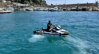 Antalya açıklarında mahsur kalan 3 kişi deniz polisi tarafından kurtarıldı