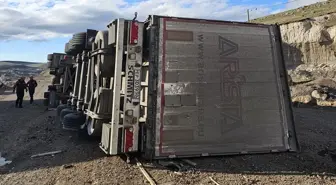 Ardahan'da Tır Devrildi, Sürücü Yaralandı