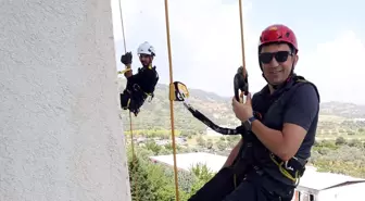 Başhekim Çatıdan İniş Yaparak Çocukları Mutlu Etti