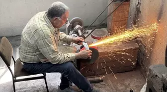 Bursa'nın Bıçak Ustası, Mesleği Oğluna Aktarıyor