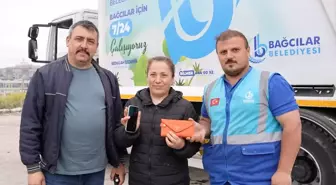 Bağcılar'da Temizlik Ekipleri, Çöp Konteynerine Atılan Çantayı Buldu