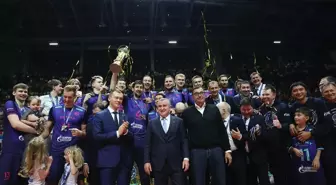 Bakan Bak, Voleybol Finaline Katıldı ve Şampiyona Kupa Takdim Etti