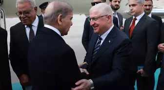 Bakan Güler, Ankara'ya gelen Pakistan Başbakanı Şerif'i havalimanında karşıladı