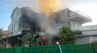 Ayvalık'ta Garajdaki Araçta Çıkan Yangın Evi Sardı