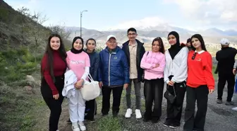 Kayseri Büyükşehir Belediye Başkanı Büyükkılıç, Gençlerle Ali Dağı'nda Yürüyüş Yaptı