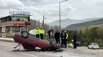 Bayburt'ta devrilen otomobildeki 4 kişi yaralandı