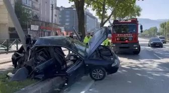Bursa'da Aydınlatma Direğine Çarpan Otomobilde 2 Yaralı