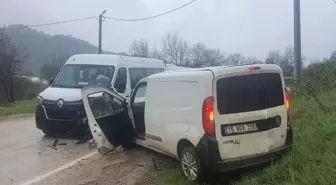 İnegöl'de İşçi Minibüsü ile Hafif Ticari Araç Çarpıştı: 13 Yaralı