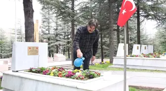 Çankırılı güvenlik görevlisi, şehit mezarlarını ziyaret edip temizlik ve bakımlarını yapıyor