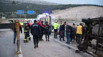 Denizli'de Servis Minibüsüyle Otomobil Çarpıştı: 18 Yaralı